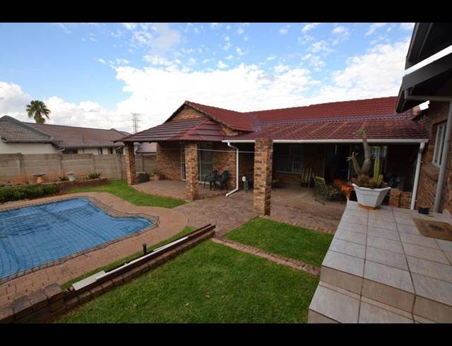 3 BEDROOM HOUSE FOR SALE IN HEUWELOORD